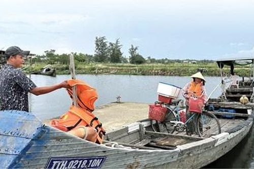 Mặc áo phao khi di chuyển trên sông nước