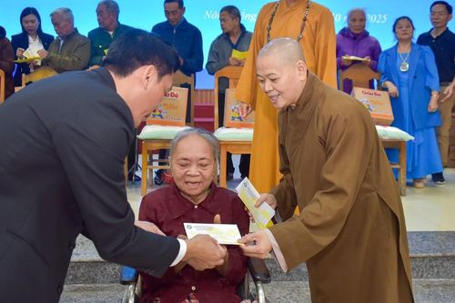 2.000 phần quà được phái đoàn GHPGVN trao tặng hỗ trợ bà con tại tỉnh Thanh Hóa và Nghệ An