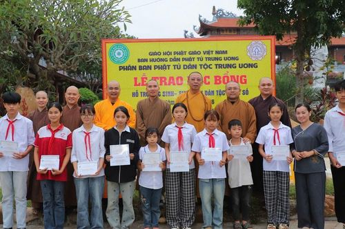 Lào Cai: Phân ban Phật tử dân tộc T.Ư tiếp tục trao 10 suất học bổng cho học sinh