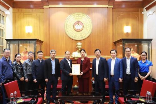 Bộ Văn hóa, Thể thao và Du lịch trao 2 tỷ đồng hỗ trợ đồng bào bị thiệt hại do bão, lũ