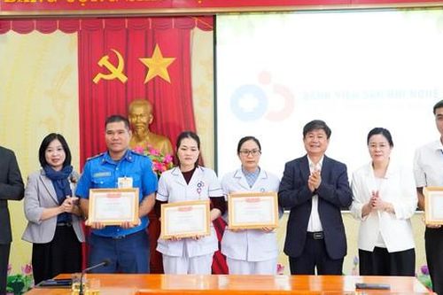 Tặng bằng khen cho những nữ điều dưỡng xả thân cứu người ở Bệnh viện Sản Nhi Nghệ An