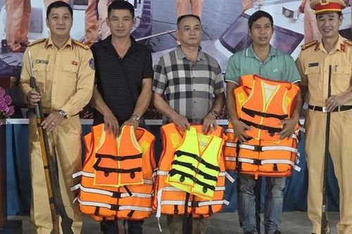Lào Cai: Người dân giao nộp vũ khí, vật liệu nổ được tặng áo phao
