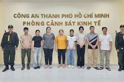 Triệt phá đường dây sản xuất gần 20.000 chai nước hoa giả