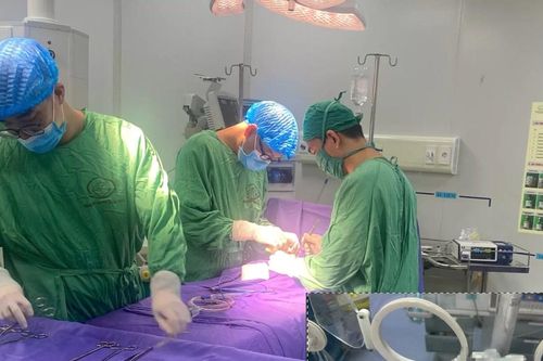 Trẻ sơ sinh 2 ngày tuổi phải mổ cấp cứu vì dị tật ống rốn tràng hiếm gặp