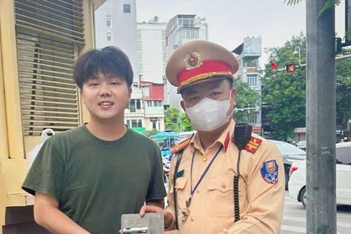 CSGT Hà Nội kịp thời hỗ trợ du khách Trung Quốc tìm lại tài sản thất lạc