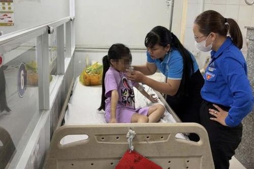 Bé gái 9 tuổi bị mẹ ruột và bạn trai đánh, ép nhúng lưỡi vào nước sôi