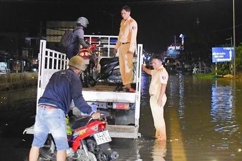 CSGT Vĩnh Long dùng xe chuyên dụng giúp người dân qua vùng nước ngập