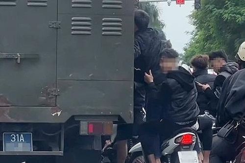 CSGT xử lý nhóm thanh niên 'đầu trần' đeo bám xe chở phạm nhân