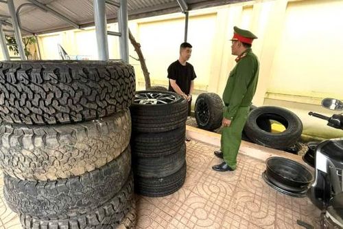 Tài xế khai nhận trộm nhiều lốp xe bán tải để ven đường rồi đem bán