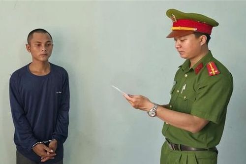 Mâu thuẫn trên bàn nhậu, cầm chai bia ném bạn nhập viện
