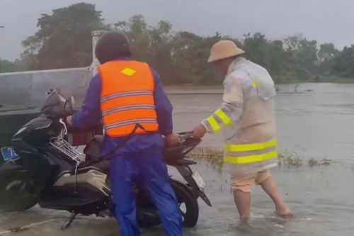 Công an TP Huế đảm bảo an toàn cho nhân dân trước mưa lũ