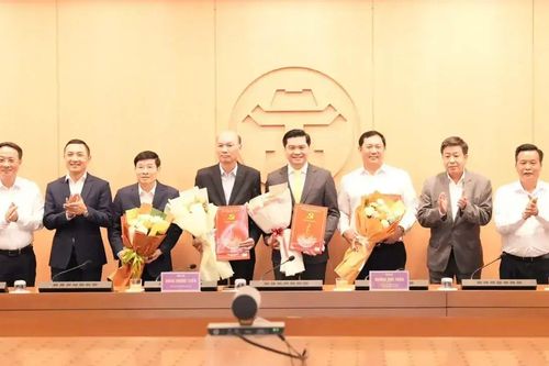 Đảng ủy UBND TP Hà Nội tiếp nhận tổ chức cơ sở đảng