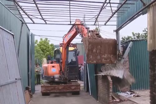 Cưỡng chế vi phạm đất đai tại xã Tây Phương