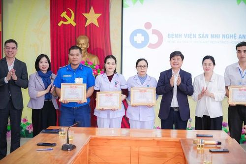 Tuyên dương 8 nhân viên y tế dũng cảm cứu người ở Bệnh viện Sản Nhi Nghệ An
