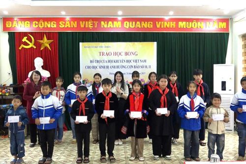Hội Khuyến học tỉnh trao 200 suất học bổng hỗ trợ học sinh vùng bị ảnh hưởng thiên tai