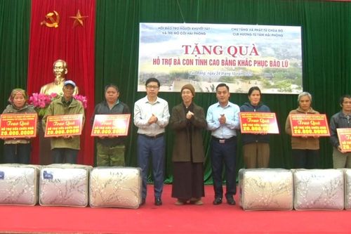Các đơn vị, nhà hảo tâm tặng quà người dân bị ảnh hưởng do mưa lũ tại xã Hòa An