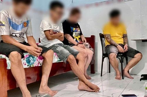 Phát hiện 3 nam, 1 nữ rủ nhau vào nhà nghỉ làm chuyện động trời