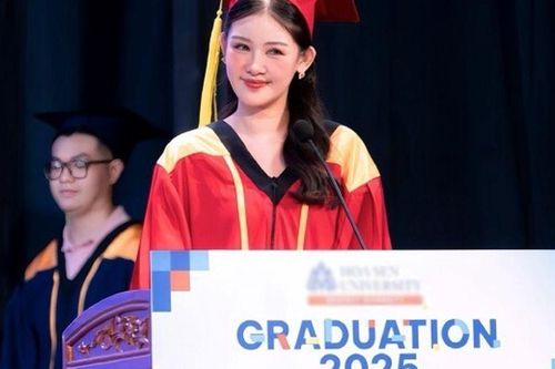 Hoa hậu Lê Âu Ngân Anh thăng chức làm Phó khoa ở trường đại học, chồng BTV liền thưởng nóng 2 món quà 'đỡ tốn'