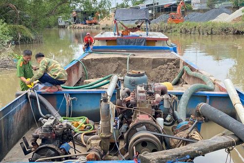 Vĩnh Long: Phát hiện hàng loạt ghe, tàu khai thác, vận chuyển cát trái phép