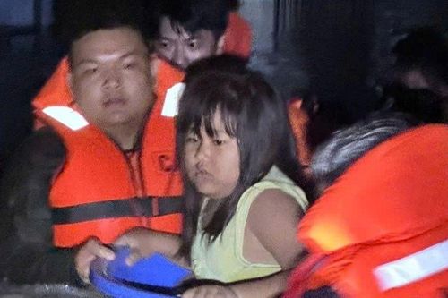 TP. Hồ Chí Minh: Kịp thời đưa hơn 160 người dân, trẻ nhỏ thoát nạn an toàn trong cơn mưa lớn gây ngập lụt
