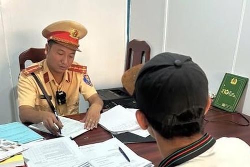 Thanh niên bị CSGT TPHCM phạt 9 triệu đồng vị thể hiện... 'tay lái lụa'