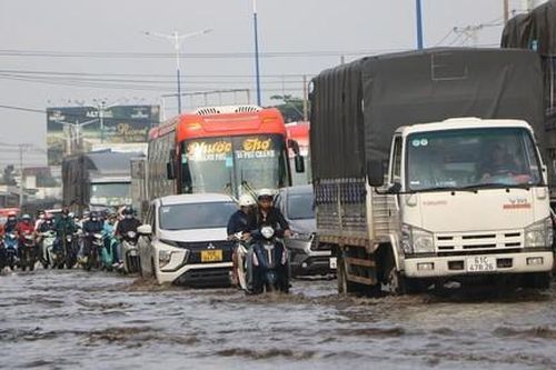 TPHCM: Nhiều tuyến đường ngập sâu lúc sáng sớm, người dân chật vật 'vượt sóng' đi làm