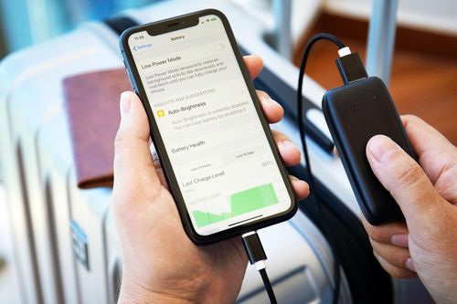 Vì sao đi máy bay không được để sạc dự phòng trong hành lý ký gửi?