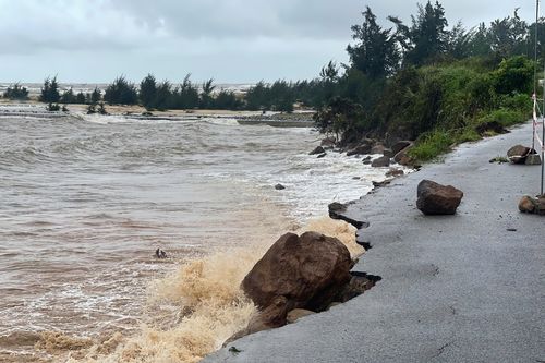 Đường độc đạo ven biển TP Huế bị triều cường bão số 12 tàn phá thế nào?