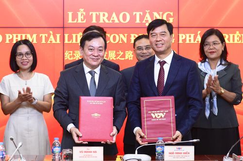 VOV trao tặng Bảo tàng Hồ Chí Minh phim tài liệu 'Con đường phát triển'