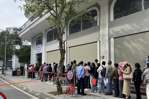 Xếp hàng từ 1h sáng chờ nộp hồ sơ mua nhà ở xã hội ngoại thành Hà Nội