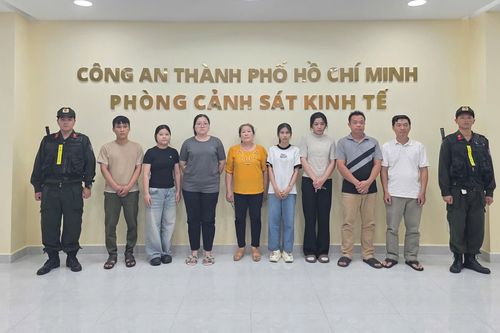 Phá đường dây sản xuất hàng chục nghìn chai nước hoa giả thương hiệu nổi tiếng