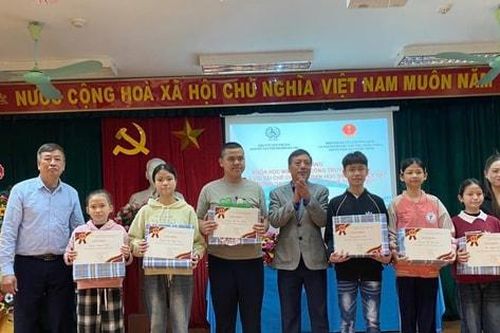 Dạy nghề làm hoa vải lụa cho trẻ em khuyết tật