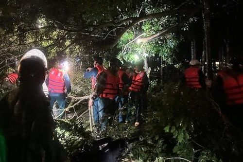 TP Hồ Chí Minh: Bộ đội giúp dân ứng phó triều cường kỷ lục