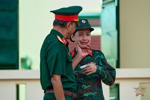 Hình ảnh hiếm hoi về người bố quân nhân của Chi Pu