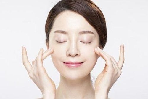 Làm đẹp bằng nước đá: Lợi ích và rủi ro cần lưu ý cho làn da