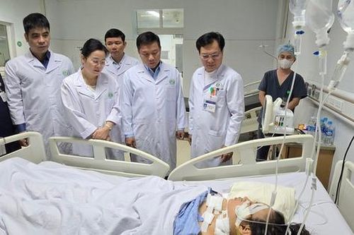 Phó Chủ tịch UBND tỉnh Nghệ An thăm hỏi các nạn nhân sau vụ tấn công tại Bệnh viện Sản Nhi