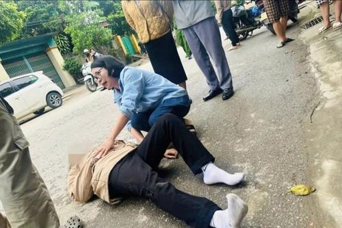 Trên đường đi họp, Giám đốc bệnh viện dừng xe khẩn cấp cứu người bị tai nạn