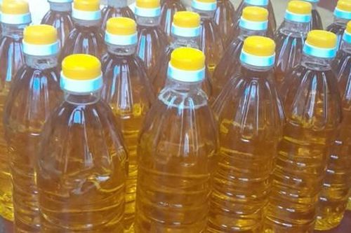 'Săn' hạt mắc-ca, óc chó… để ép dầu: Trào lưu mới của các bà nội trợ