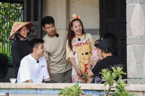 Hàng Xóm Mới: Chi Pu, Hương Giang, Ninh Anh Bùi 'tái mặt' khi lần đầu chăm em