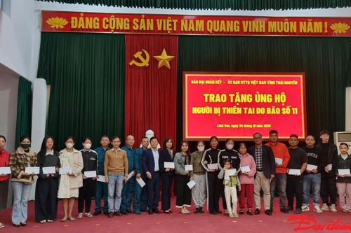 Báo Đại Đoàn kết trao quà người dân tỉnh Thái Nguyên bị thiệt hại do bão lũ