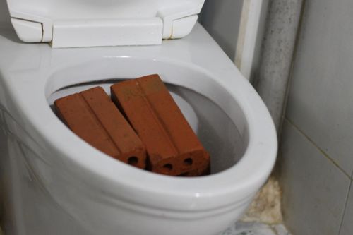 Triều cường đạt đỉnh, người dân TP.HCM phải nhét gạch vào bồn cầu