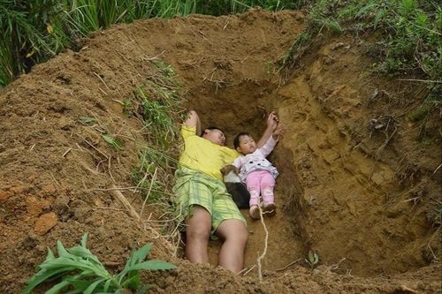 Cô bé TQ được bố đào huyệt để 'làm quen cái chết' ra sao sau 8 năm?