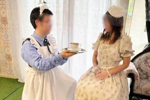 Cảnh ngược đời trong quán cà phê hầu gái ở Nhật Bản