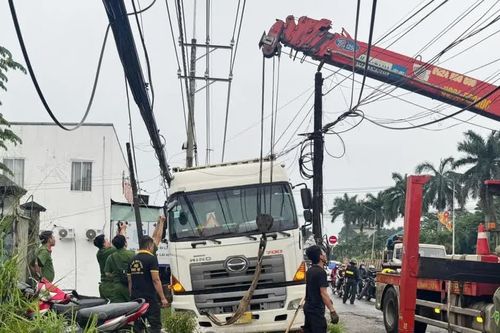Tai nạn giao thông mới nhất 25/10/2025: xe container mất lái lao thẳng vào nhóm người ven đường