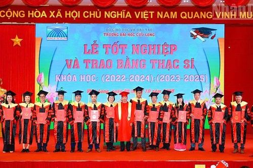 Trường đại học Cửu Long trao bằng tốt nghiệp cho 224 thạc sĩ