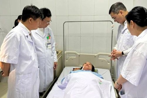 Bộ trưởng Y tế tặng Bằng khen cho 5 tập thể, cá nhân trong vụ cứu trẻ sơ sinh ở Nghệ An