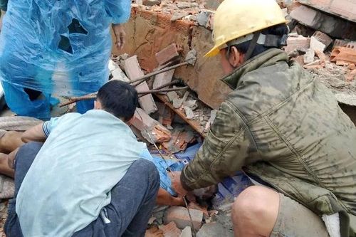 Đắk Lắk: Nhà đang xây dựng sạt đổ vào nhà hàng xóm khiến 2 cha con tử vong