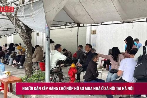 Người dân xếp hàng chờ nộp hồ sơ mua nhà ở xã hội tại Hà Nội