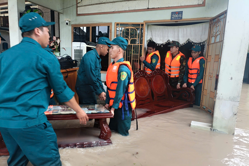 Bộ đội và dân quân TP Hồ Chí Minh trong đêm triều cường kỷ lục