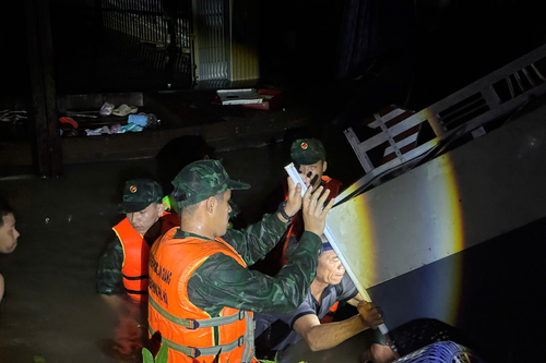 An Giang: Biên phòng hỗ trợ người dân di dời tài sản do ảnh hưởng mưa lớn gây ngập